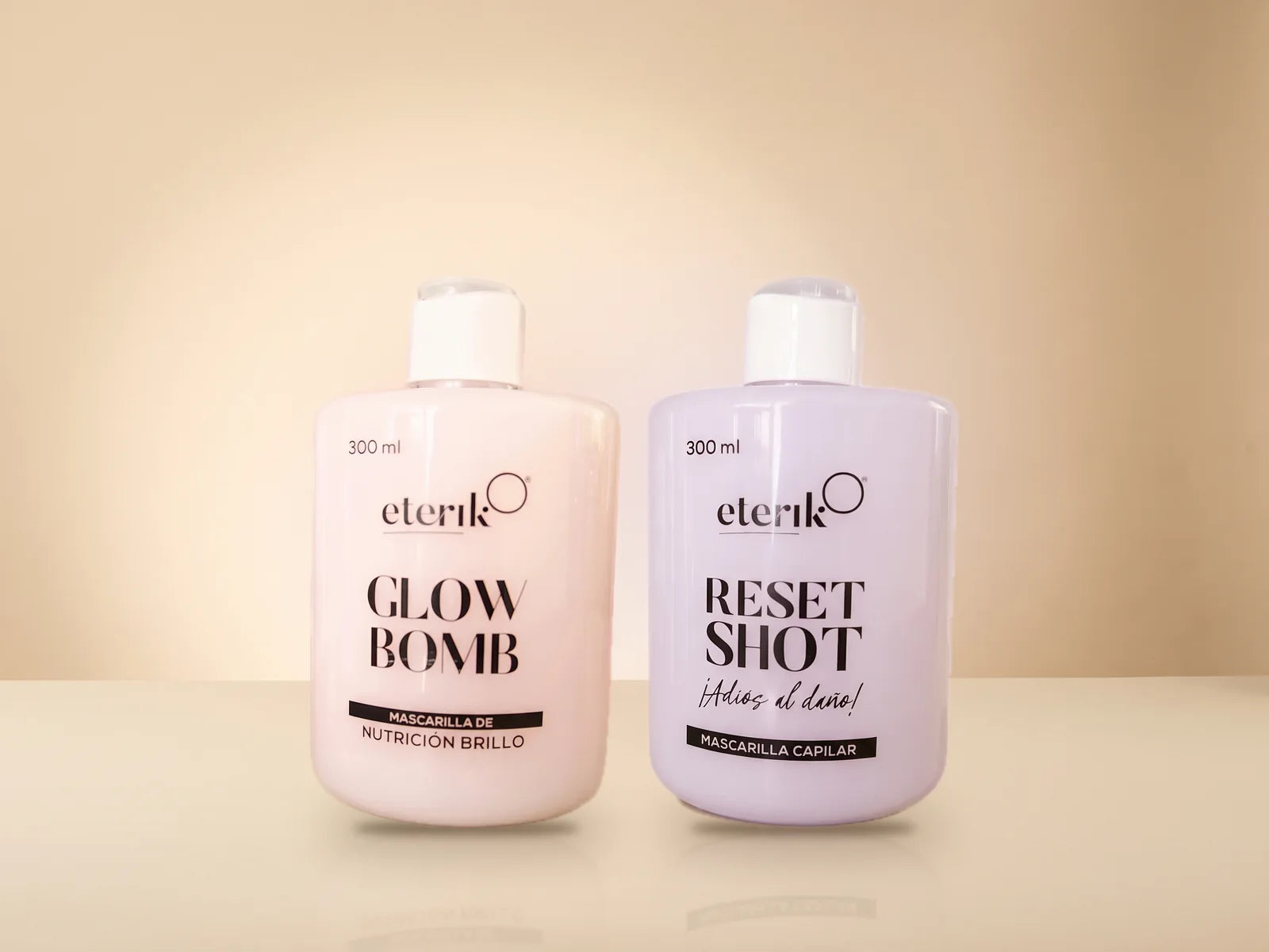 Mascarillas Glow Bomb y Reset Shot de Eterik juntas sobre fondo crema