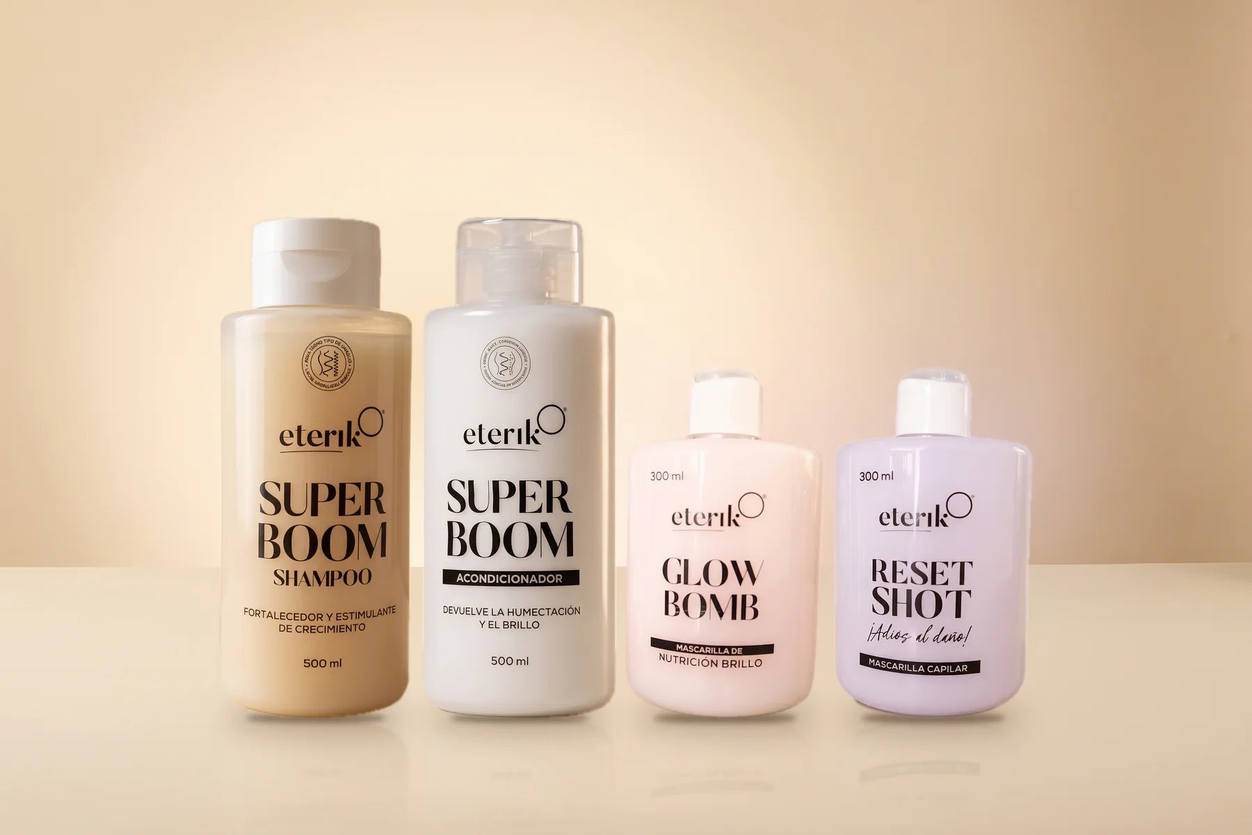Los cuatro productos de la nueva línea Eterik juntos sobre fondo crema