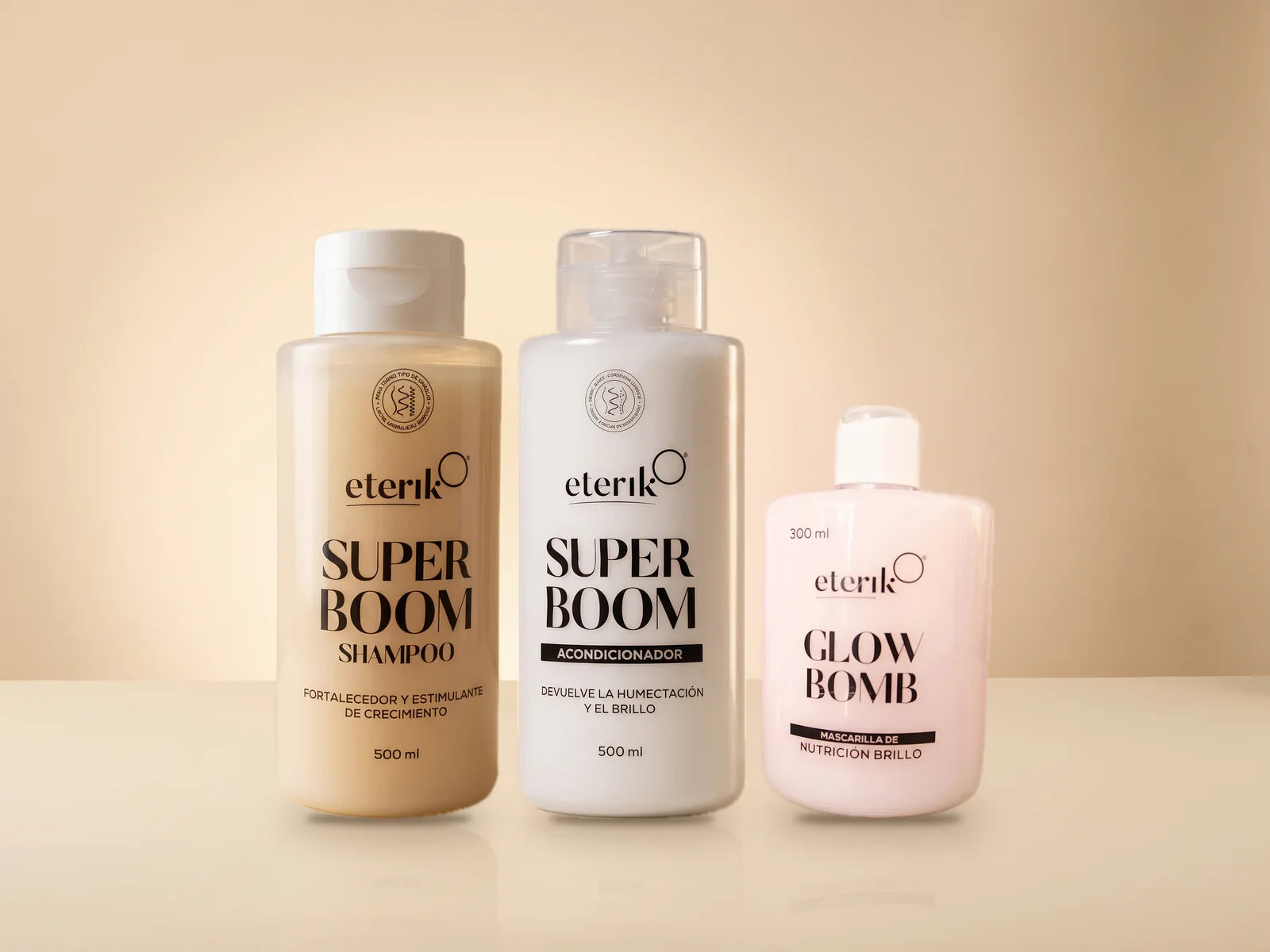 Super Boom Shampoo, Acondicionador y Glow Bomb de Eterik sobre fondo crema