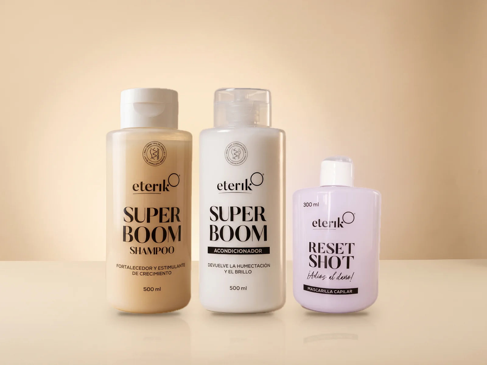Super Boom Shampoo, Acondicionador y Reset Shot de Eterik sobre fondo crema