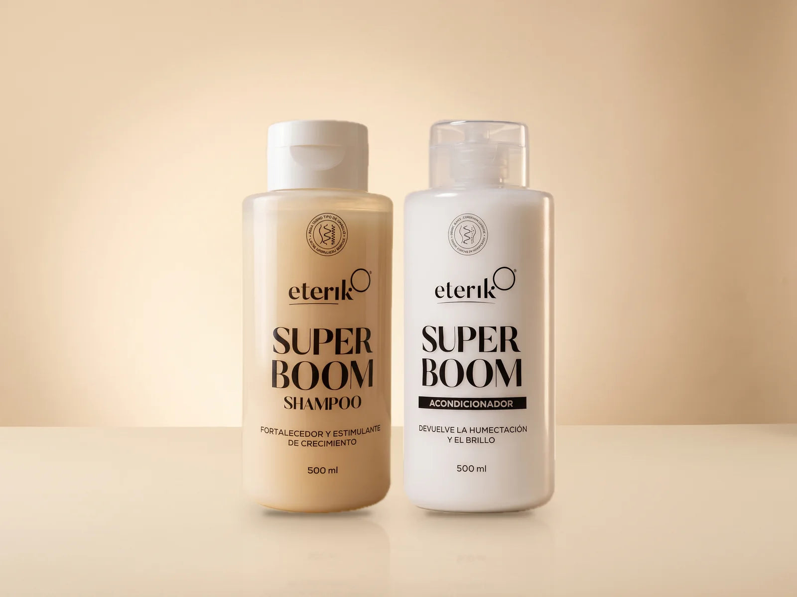 Super Boom Shampoo y Acondicionador de Eterik juntos sobre fondo crema
