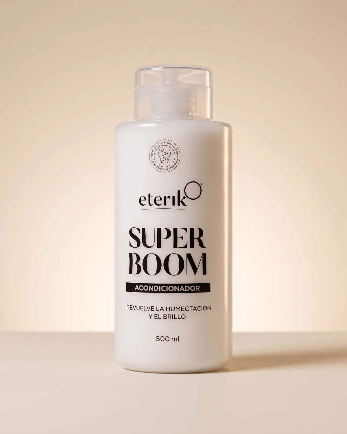 Botella de Super Boom Acondicionador de Eterik, 500 ml, con tapa transparente, sobre fondo crema