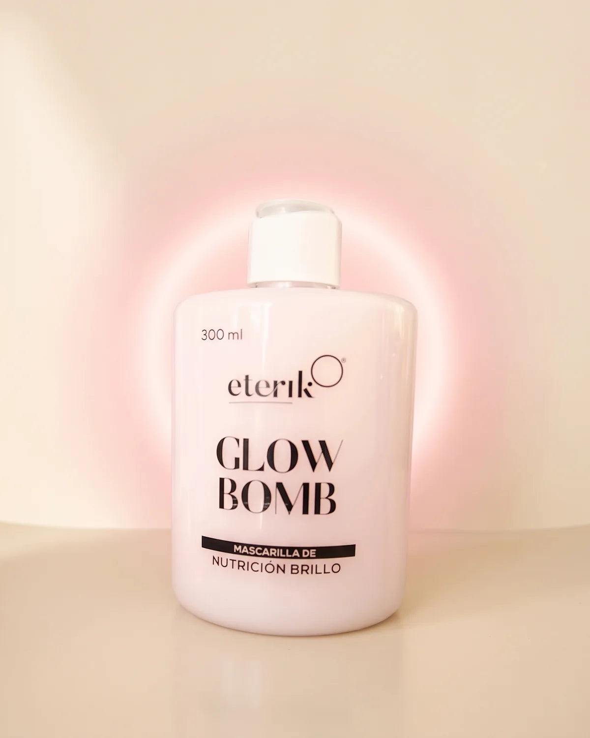 Frasco de Glow Bomb, mascarilla de nutrición brillo de Eterik, 300 ml, color rosa pálido con tapa blanca