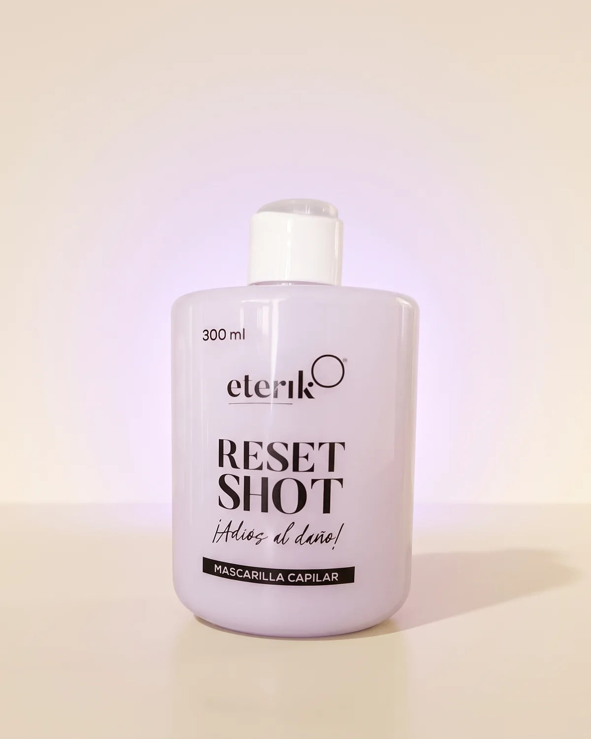 Frasco de Reset Shot, mascarilla capilar de Eterik, 300 ml, color lila muy pálido con tapa blanca