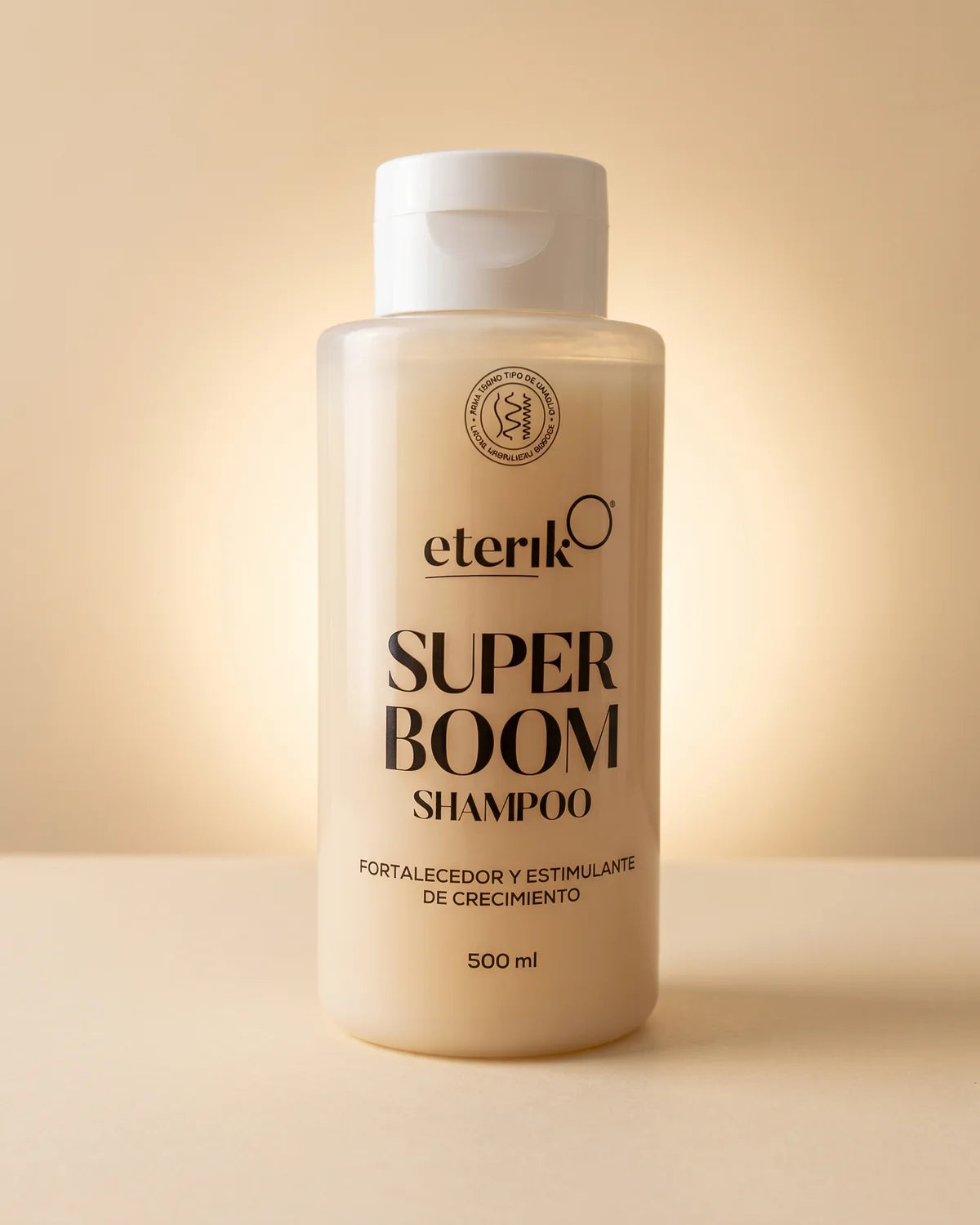 Botella de Super Boom Shampoo de Eterik, 500 ml, sobre fondo crema